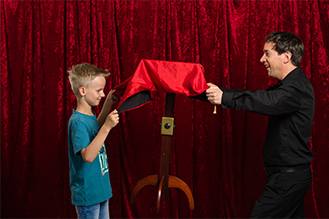 Kindershow mit fliegendem Tisch in NRW